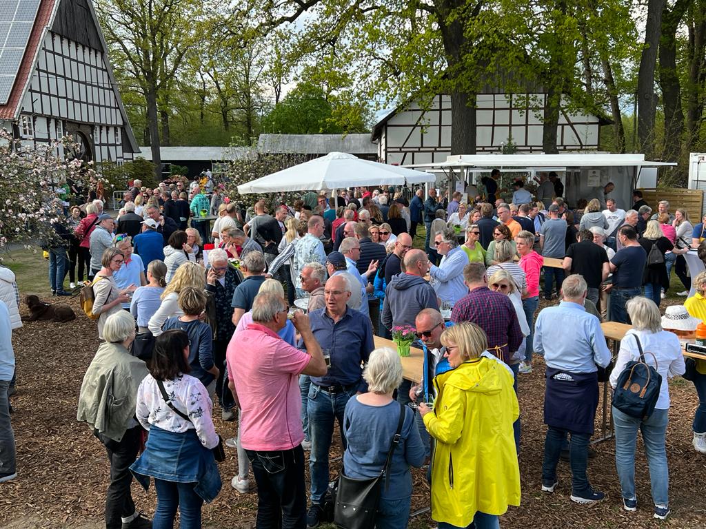 Reges Treiben vor dem Bierstand