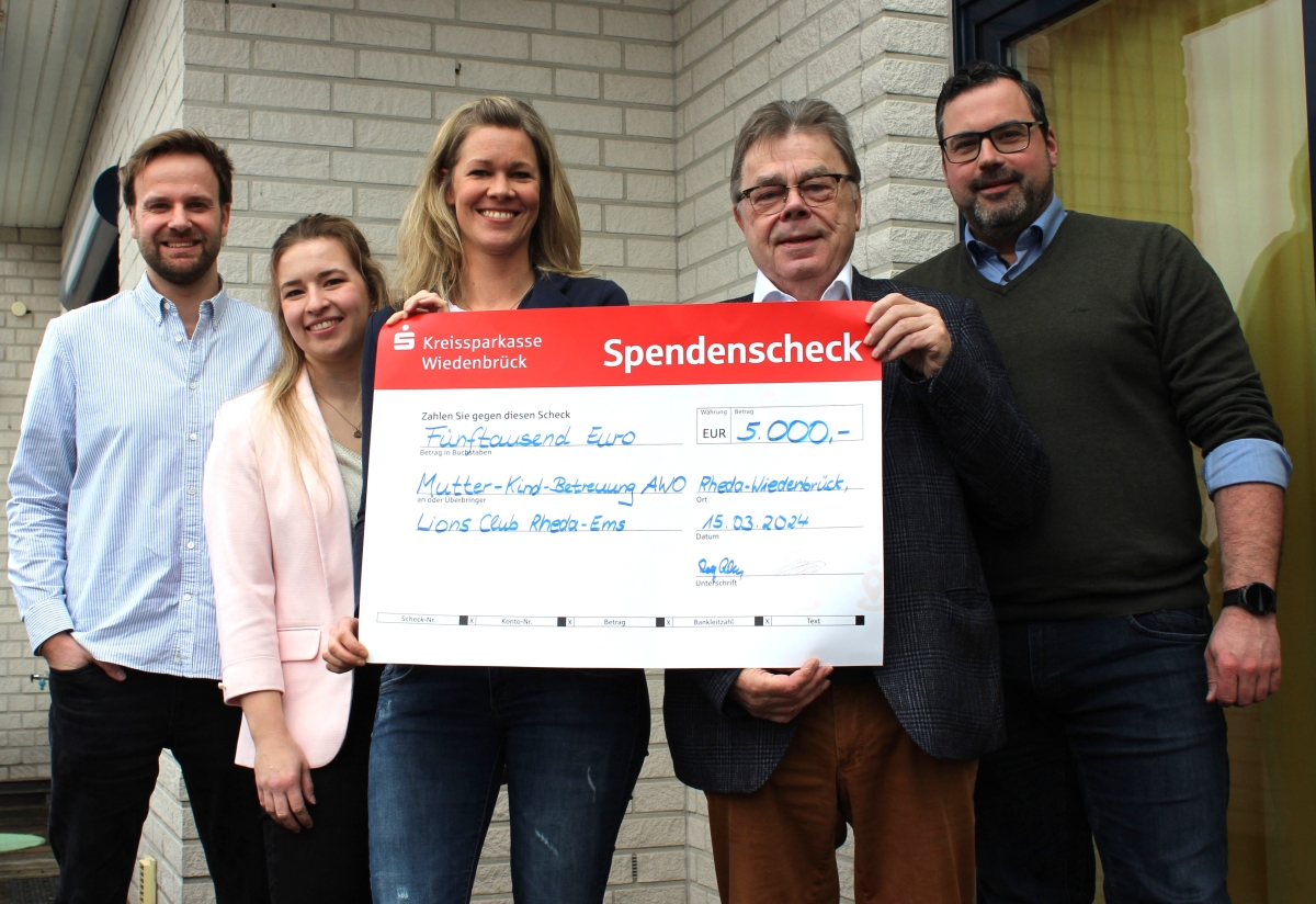 Spendenübergabe vor Ort