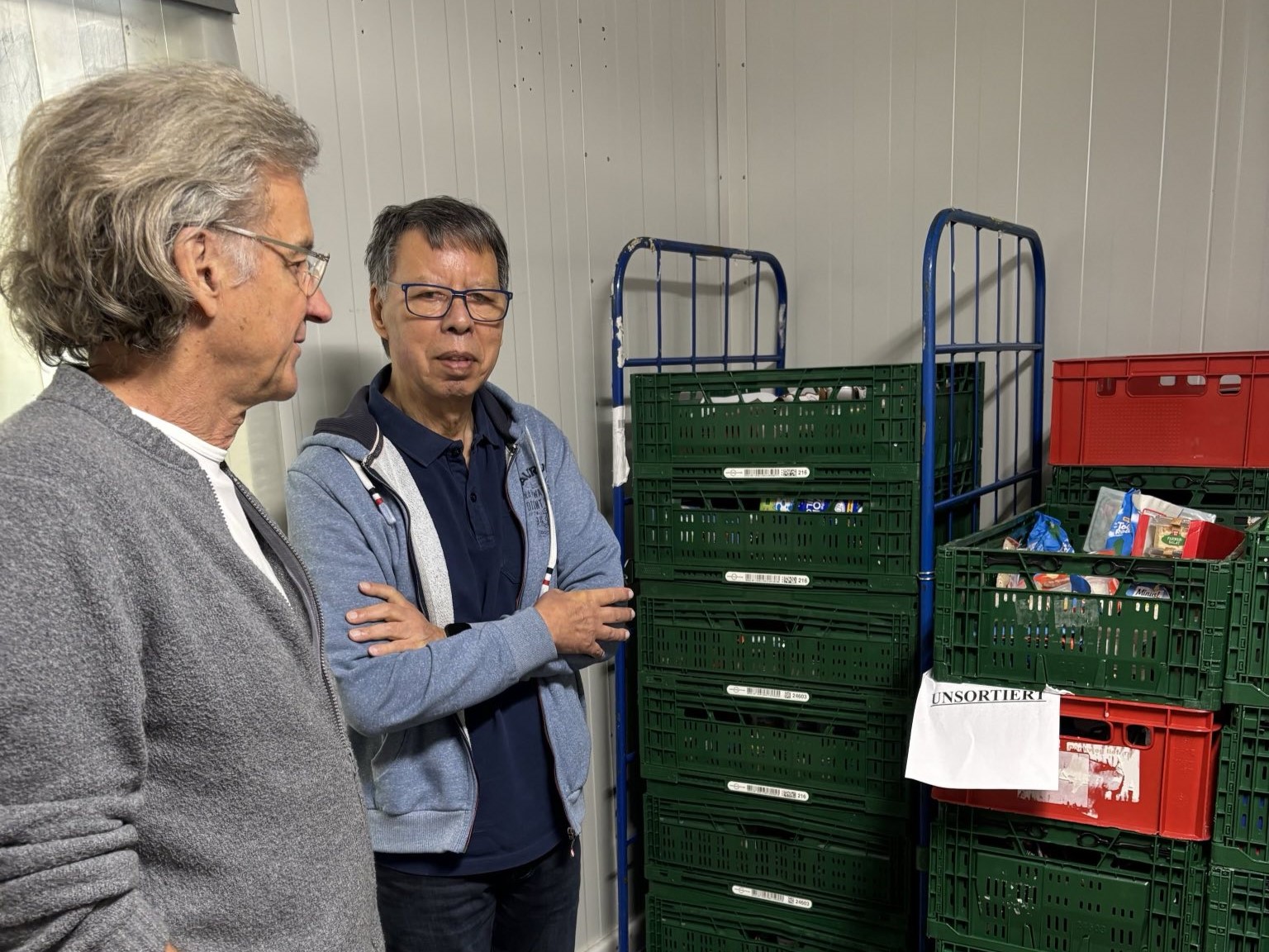 Bernd Korzen (LC Rheda-Ems) und Rainer Krüger (Tafel) in einem Kühllager