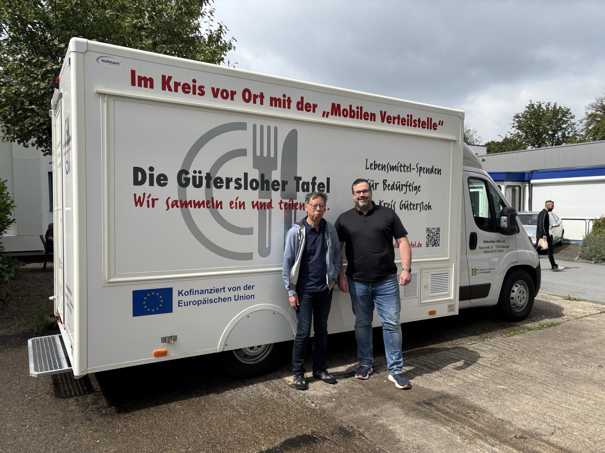Rainer Krüger und Jens Butschko vor der mobilen Verteilstation