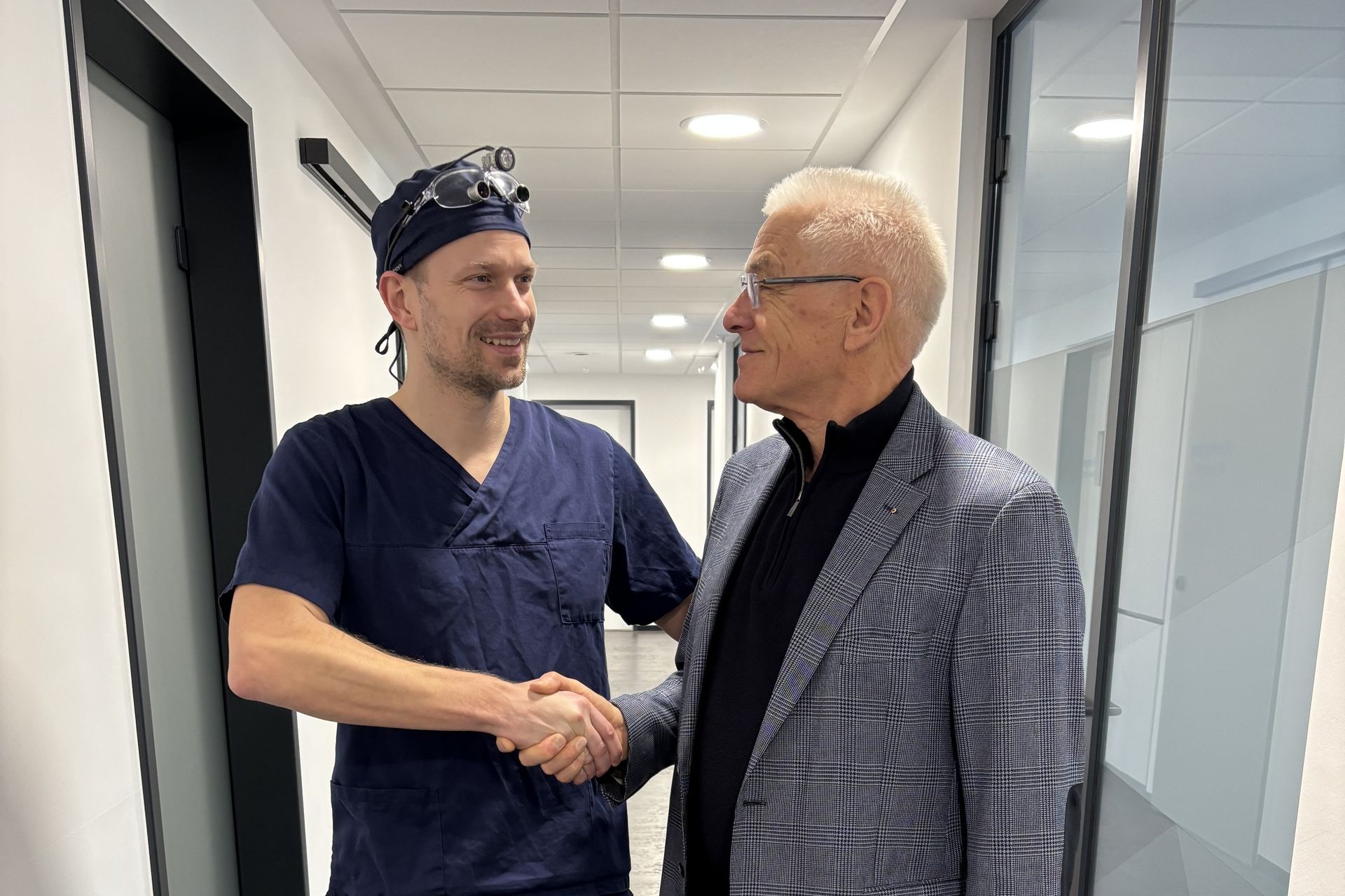 Spendenübergabe Oralchirurg Maximilian Klein an den Präsidenten des Lions Clubs Rheda-Ems Hartmut Hallmann