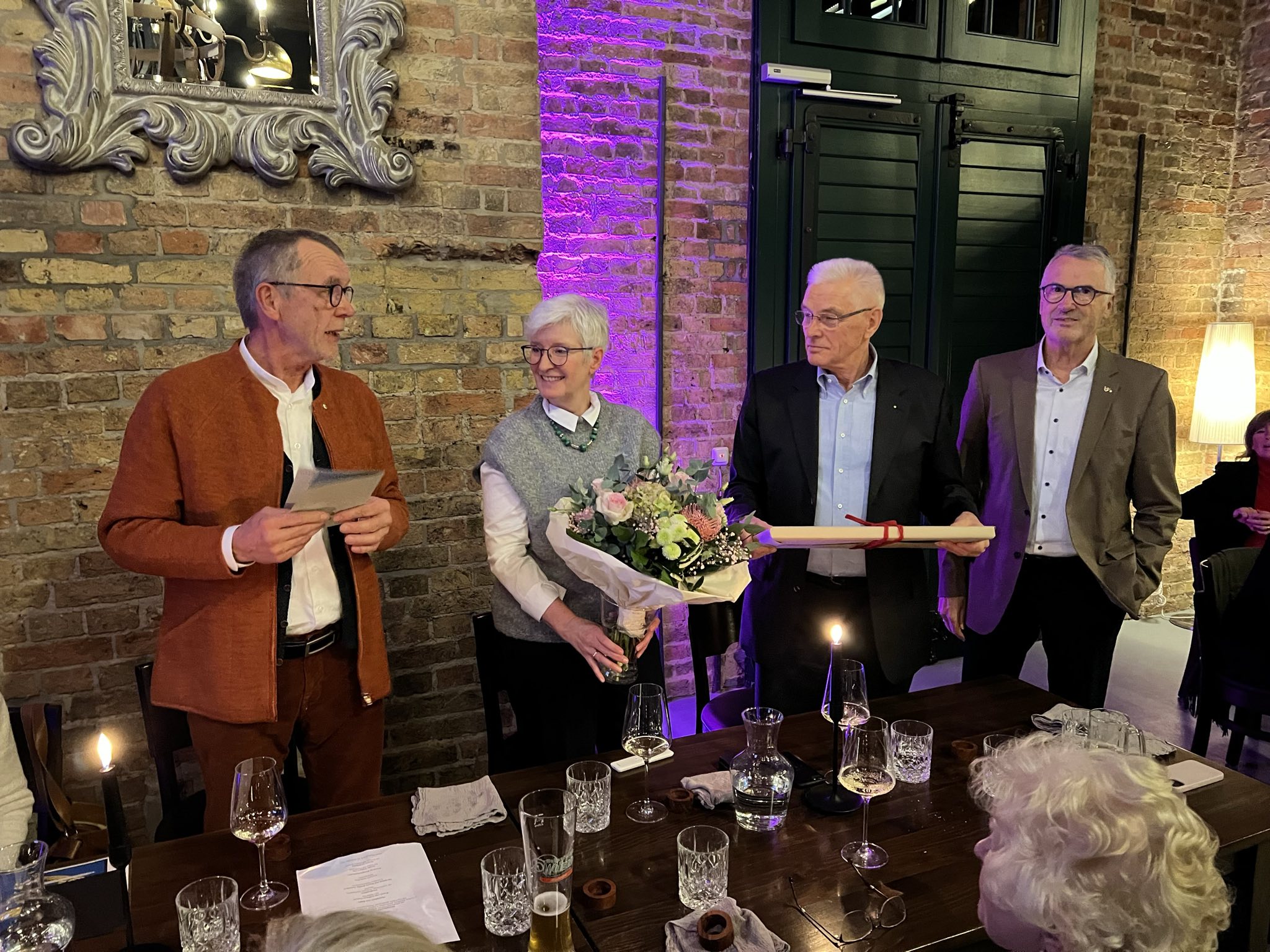 Der Gründungs- und aktuelle Präsident Hartmut Hallmann und seine Frau Marud werden vom aktuellen Vize-Präsident Hans-Bernhard Vielstädte (li) und dem Schatzmeister Friedrich Essink (re) beglückwünscht
