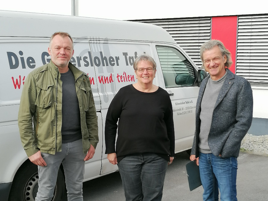 Frau Prior-Dresemann (Geschäftsführerin der Tafel GT), Michael Rottkemper (Präsident LC Rheda-Ems), Dr. Bernd Korzen (Vorstand LC)