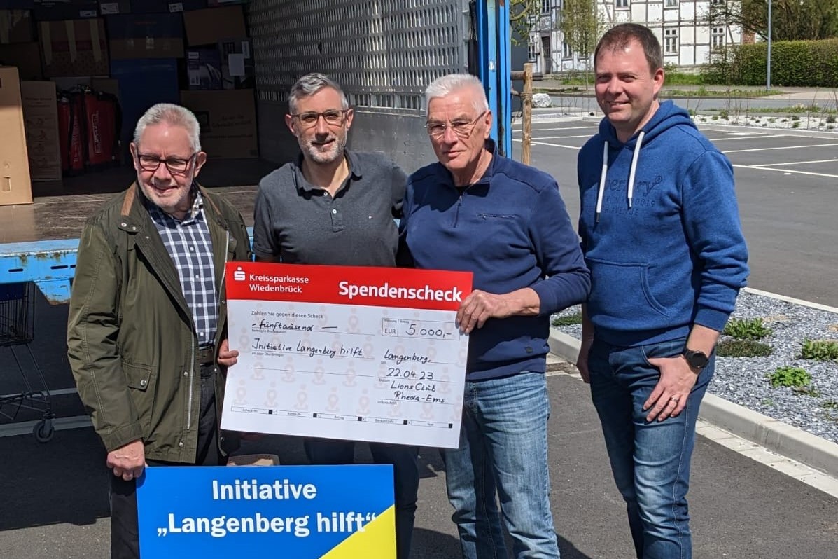 Spendenübergabe an Jens Beckmenn und Michael Praest durch die Lionsclub Mitglieder Gerd Hermbusch und Hartmut Hallmann